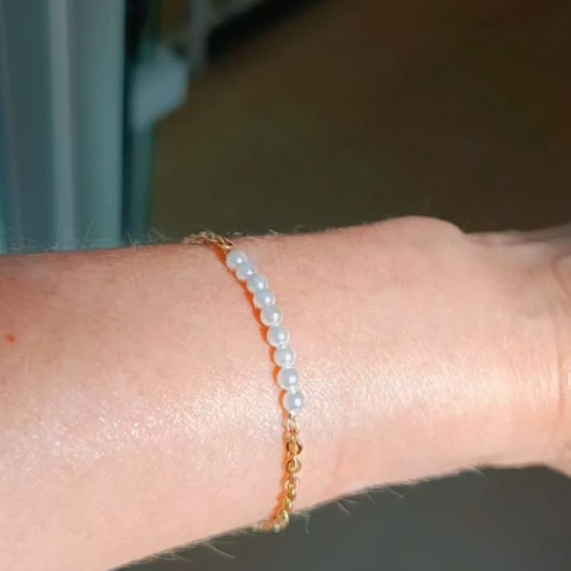 Pulsera-plata-acabado-oro-perlas-imagen-modelo-Enigma-plata