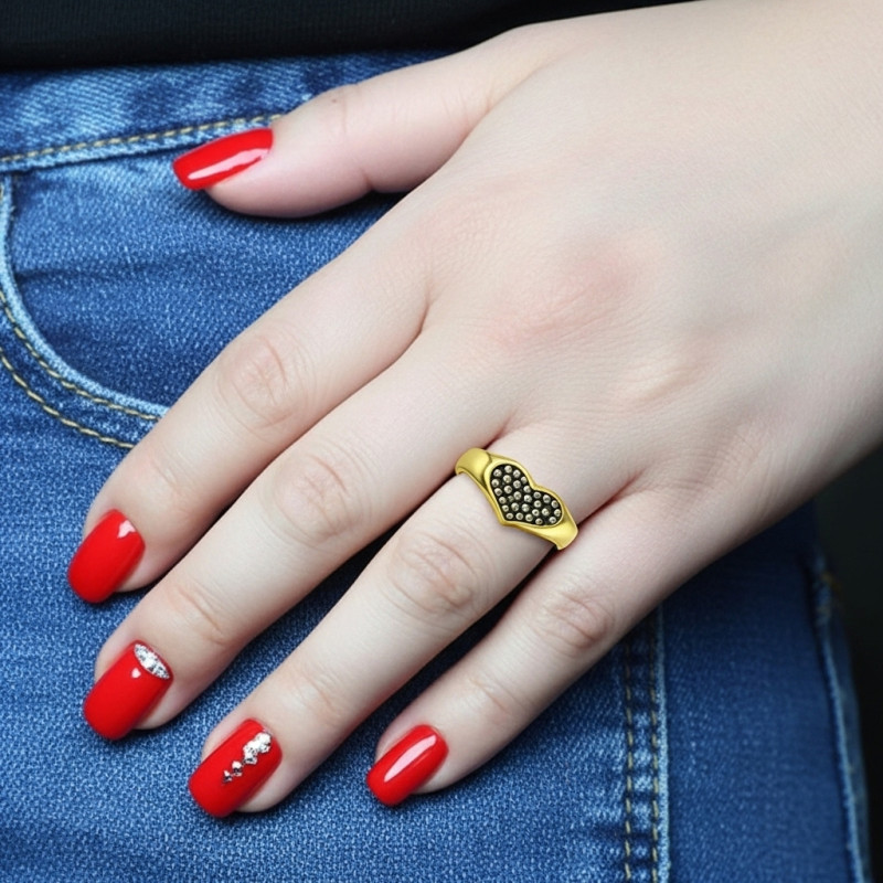 anillo-plata-acabado-oro-corazón-imagen-en-mano-Enigma-plata