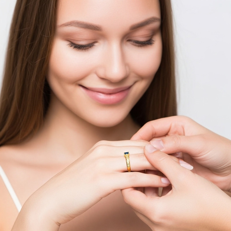 Anillo-plata-acabado-oro-solitario-imagen-modelo-Enigma-plata