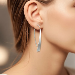 Pendientes-plata-matizados- imagen-modelo-Enigma-plata