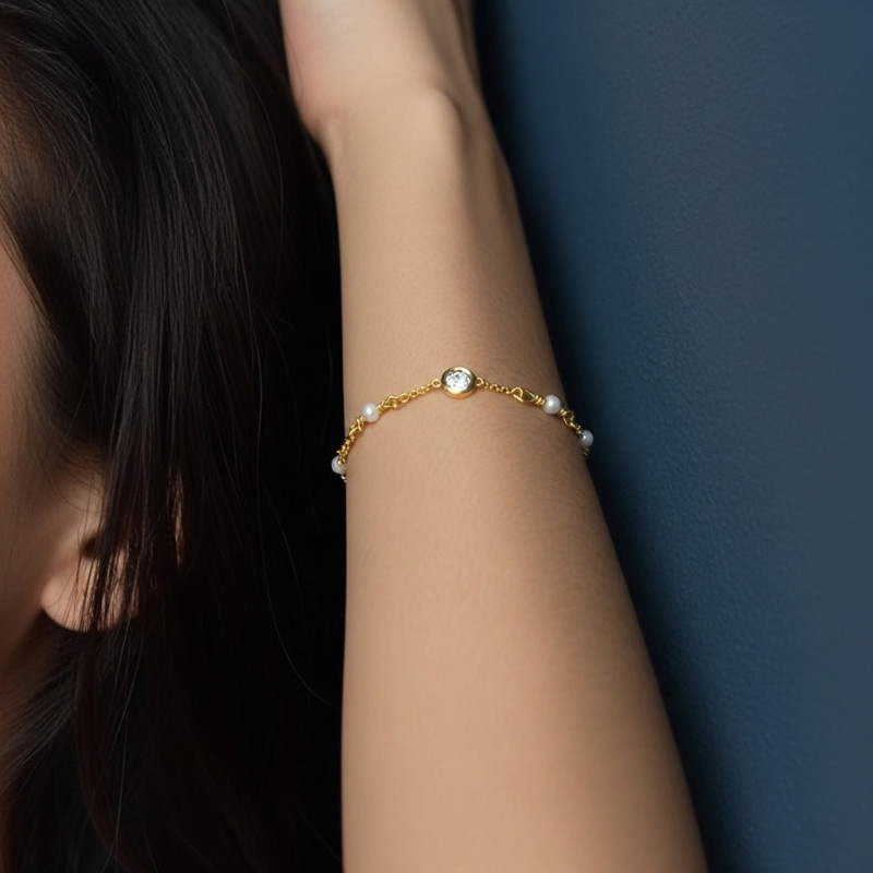 Pulsera-plata-acabado-oro-perlas-y-medalla-imagen-modelo-Enigma-plata