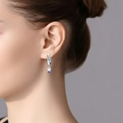 Pendiente-aro-con-perla-colgando-imagen-modelo-Enigma-plata