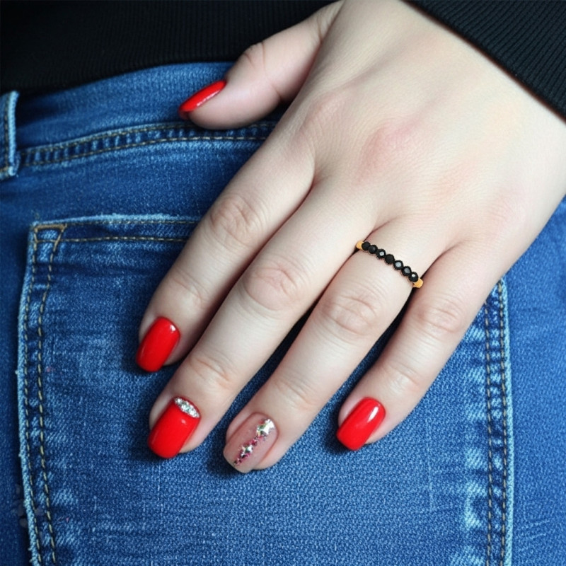 Anillo-plata-acabado-oro-con piedras-negras-imagen-modelo-Enigma-plata