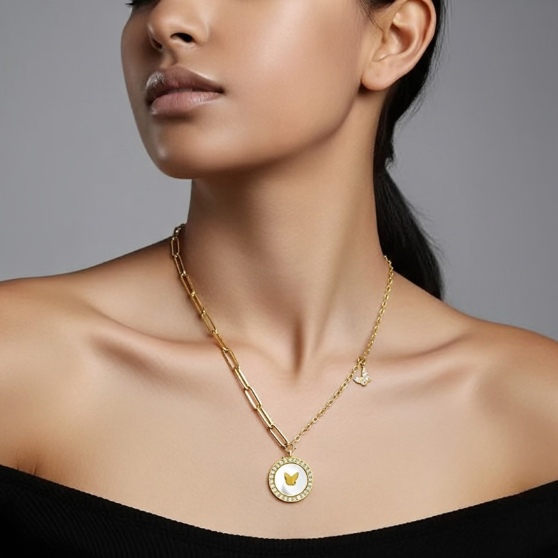 Collar-plata-madreperla-acabado-oro-imagen-modelo-Enigma-plata