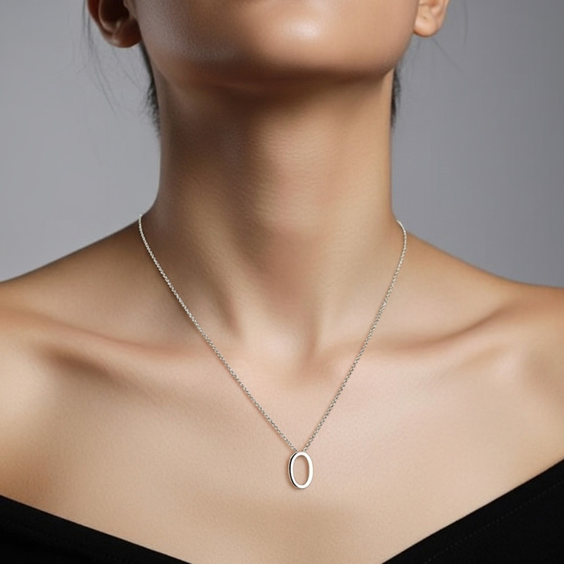 Collar-plata-oval-imagen-modelo-Enigma-plata