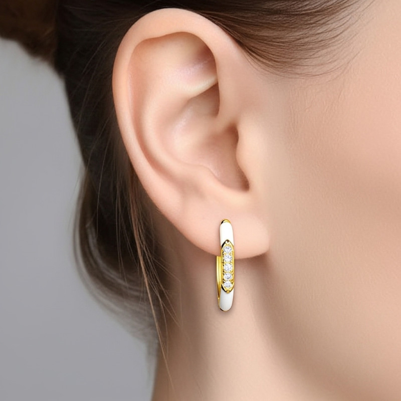 Pendientes-plata-acabado-oro-imagen-modelo-esmalte-enigma-plata
