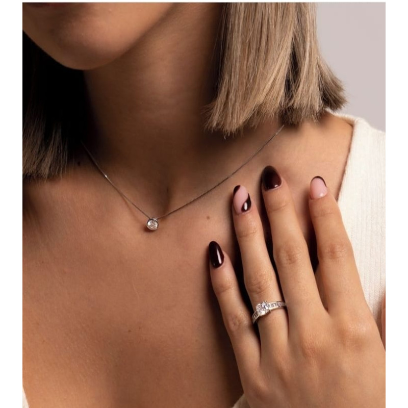 Collar-plata-punto-luz-imagen-modelo-Enigma-plata