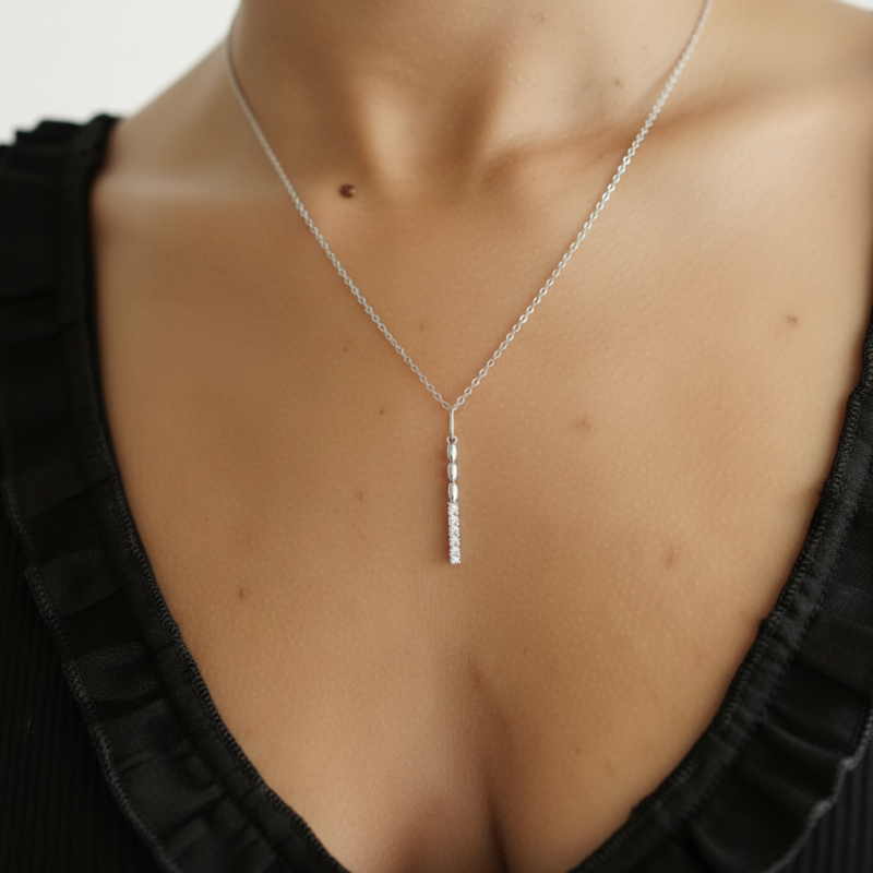 Collar-plata-barrita-circonitas-blancas-imagen-modelo-Enigma-plata