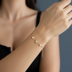Pulsera-plata-acabado-oro-perlas-mariposa-imagen-modelo-Enigma-plata
