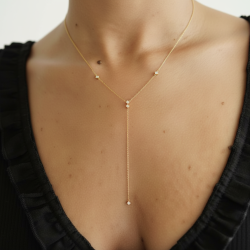 Collar-plata-circonita-acabado-oro-imagen-modelo-Enigma-plata