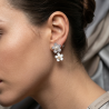 pendientes-margaritas-plata-imagen-modelo-enigma-plata