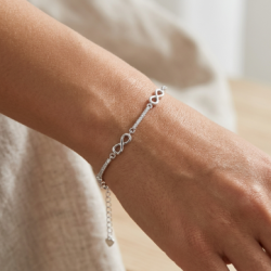 Pulsera-plata-infinitos-imagen-modelo-Enigma-plata