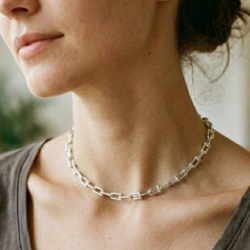 Collar-eslabones-estribos-imagen-modelo-Enigma-plata