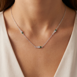 collar-plata-entre-piezas-colores-imagen-modelo-enigma-plata